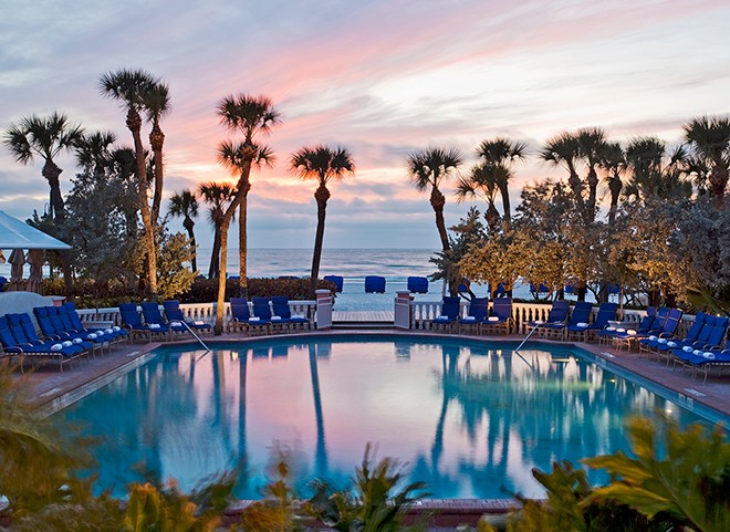 海沿いのこのピンクの宮殿は、フロリダ湾岸のアイコンです 